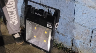 Se robaron un reflector de la vía pública y fueron detenidos