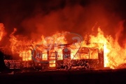 El fuego arrasó con una casa, al lado del polémico radar inglés