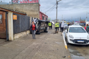 Violento choque con auto que terminó volcando sobre la vereda