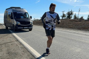 Federico Sciurano pasó por Tolhuin en la tercera jornada de la ultra maratón solidaria