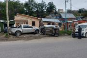 Chocó con dos vehículos estacionados conduciendo por Facundo Quiroga