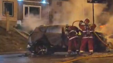 Chocó contra un cartel, su camioneta se incendió y terminó detenido por alcoholemia positiva