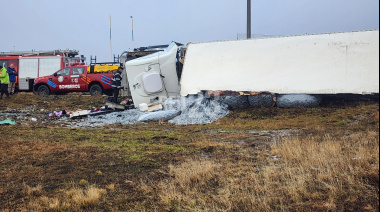 Un camión volcó en la rotonda de la ruta de Circunvalación