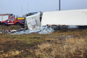 Un camión volcó en la rotonda de la ruta de Circunvalación