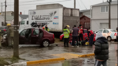 Choque con dos personas trasladadas al hospital