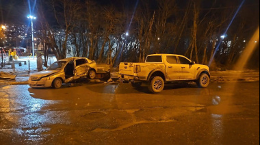 Choque entre auto y camioneta con personas lesionadas