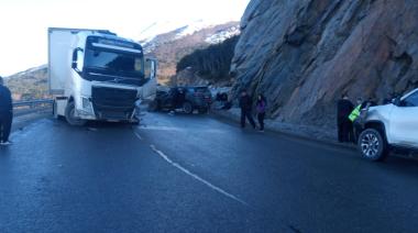 Choque entre un camión y una camioneta de turismo deja varios heridos