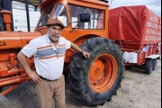 Empleado bancario jubilado recorre el país en tractor con destino a Tierra del Fuego