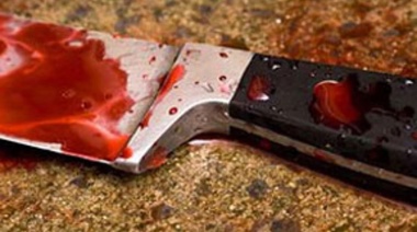 Un joven apareció con un cuchillo clavado en su mano