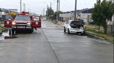 Vehículo comenzó a incendiarse en la vía pública