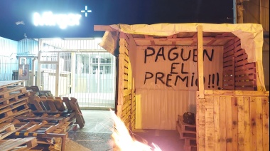 Delegados montaron carpa en Mirgor para reclamar por el pago del premio