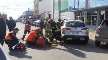 Una mujer puso marcha atrás y atropelló a su marido