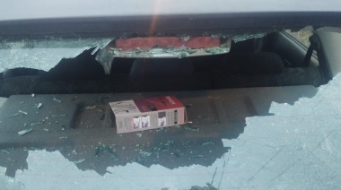 Rompieron parabrisas de autos estacionados y dañaron un móvil policial