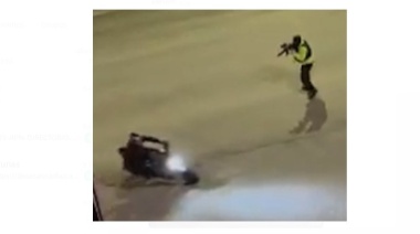 Inusitado operativo con policías disparando a motociclistas con armas marcadoras