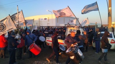 Metalúrgicos se manifiestan frente a Carrier por el pago de los días caídos
