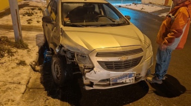 Conductor se descompensó y chocó con un auto estacionado