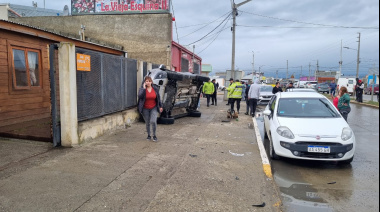 Violento choque con auto que terminó volcando sobre la vereda