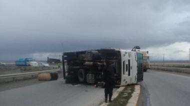 Volcó un camión con tres ocupantes