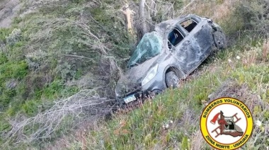 Volcó, se desbarrancó y quedó colgando de un árbol
