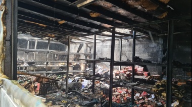 El fuego devastó un depósito repleto de mercaderías de la distribuidora Soda Sur