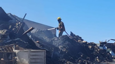 Se reactivó incendio en recicladora y ya hay 51 intervenciones en el lugar