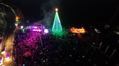 Vecinos y vecinas participaron del tradicional encendido del árbol navideño
