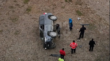 Impactante choque y vuelco en la rotonda de La Trucha
