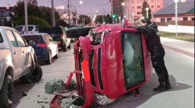Chocó a 6 autos estacionados y volcó