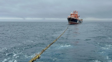 Tras 24 horas de maniobra extrema el ARA Bahía Agradable rescató a un buque chileno