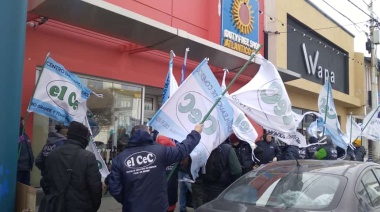 Protesta frente al local de Atlántico Sur en Río Grande