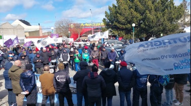 Hoy se manifestó contra el tarifazo, frente a las oficinas de Camuzzi