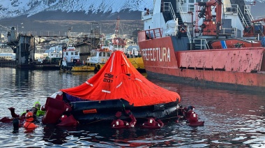 La Escuela de Marina Mercante de Ushuaia realizó ejercicios de supervivencia en la Bahía