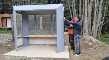 El barrio Dos Banderas inauguró su primera garita de colectivos