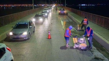 Por la noche continúan los trabajos en el puente Mosconi