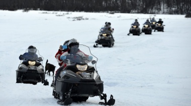 Una mujer habría fallecido al impactar en una moto de nieve contra un árbol