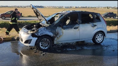 Iba manejando y se le prendió fuego el auto