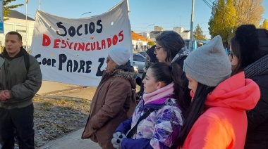 Reclamaron que les paguen y los despidieron