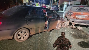 Chocó con un auto estacionado y el acompañante resultó lesionado