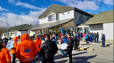Trabajadores de salud realizaron asamblea y se movilizaron reclamando aumento al básico
