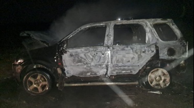 Una Ecosport se quemó por completo en la zona de Cabo Domingo