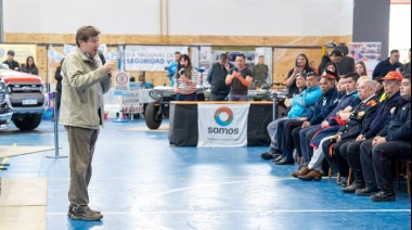 Melella encabezó la apertura de la exposición en conmemoración del Día de la Defensa Civil