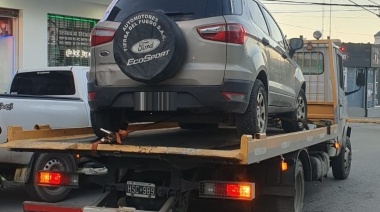 Alcoholizado, chocó contra un poste y luego contra un auto estacionado