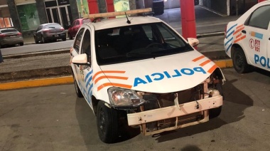 Se dio a la fuga y terminó chocando al patrullero que lo perseguía