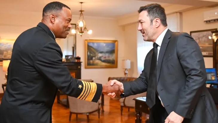 El jefe del Comando Sur de Estados Unidos, Alvin Holsey, se reunió con el ministro de Defensa argentino, Luis Petri.