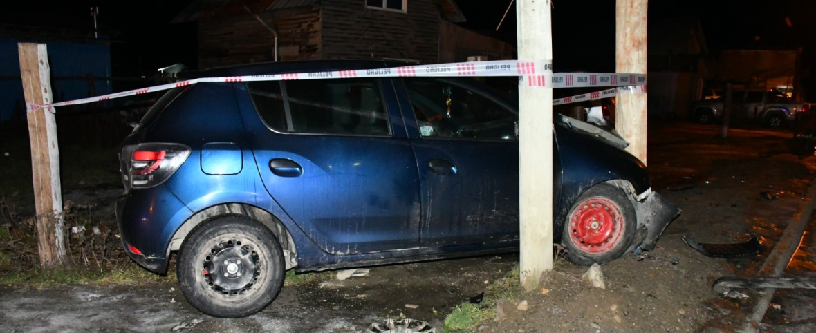 Alcoholizado y con hielo en la calzada, chocó contra un poste