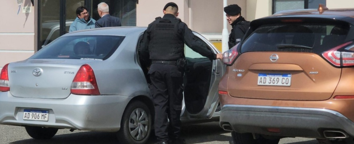 Policía que tiene condena por violencia de género vuelve a desempeñarse en la fuerza