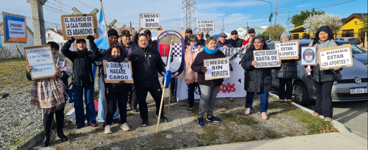 Policías territoriales retirados se manifestaron en las afueras de la presentación de Terra Ignis