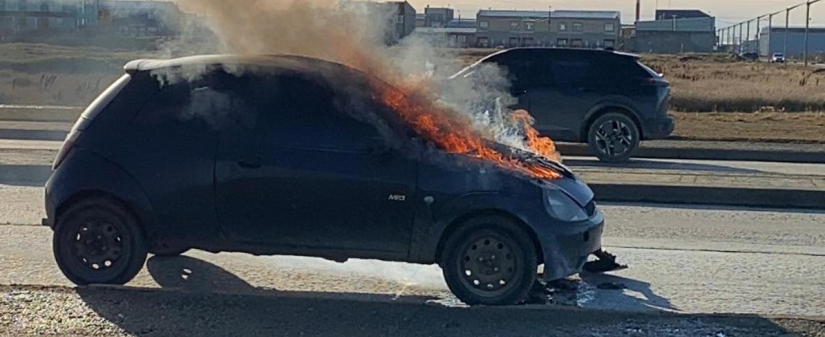 Ford Ka quedó destruido por un incendio en plena avenida San Martín