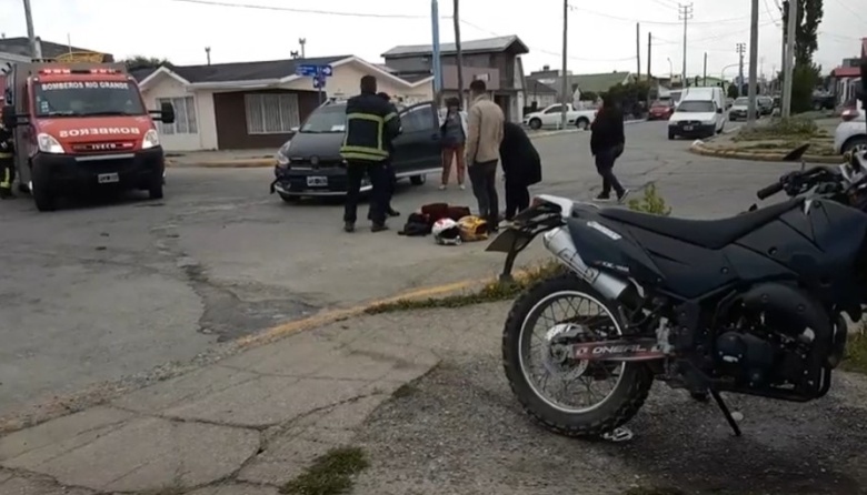 Una joven a bordo de una moto resultó lesionada en un accidente