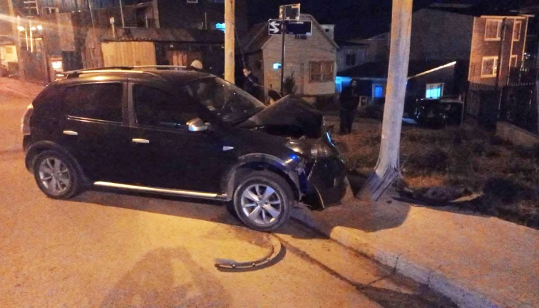 Chocó contra un poste y abandonó el vehículo - Red 23 Noticias - Tierra ...